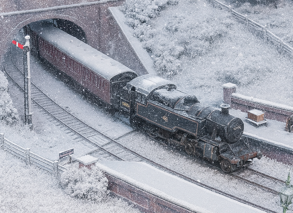 BR 5MT enters station